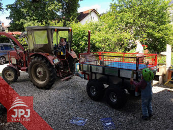 Przyczepa ATV Profi Robotnik z podwyższonymi ścianami bocznymi i mini ciągnikiem